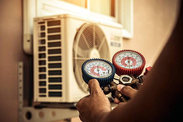 Professional Hvac technician working in Ellendale, TN